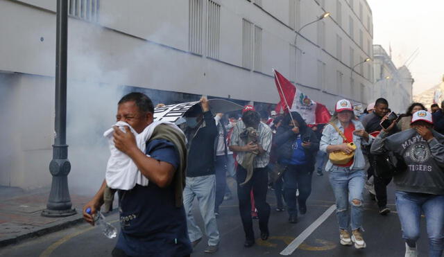 Se registra enfrentamientos entre la PNP y manifestantes en la marcha contra  Pedro Castillo. Foto: Carlos Félix/La República