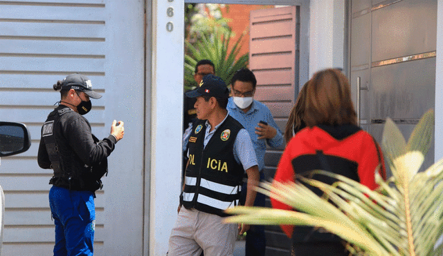 Fiscales anticorrupción y policías allanan vivienda de Marrufo Alcántara. Foto: Clinton Medina/La República