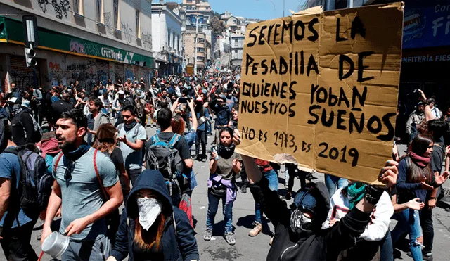 Militares y manifestantes chilenos sorprenden al jugar voley durante intensa marcha [VIDEO]