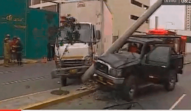 Breña: camión y camioneta chocan contra poste y dejan sin luz a todo un barrio [VIDEO]