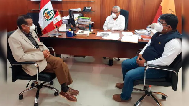 Reunión entre congresista Rolando Campos, gobernador Anselmo Lozano y gerente regional de Agricultura.