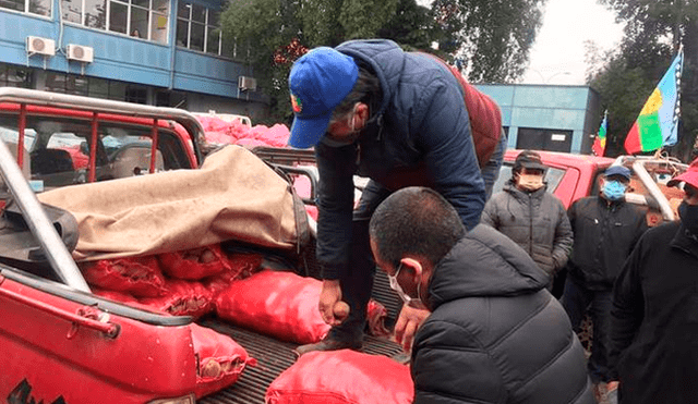 Comunidades mapuche donaron 10.000 kilos de frutas y verduras a familias afectadas por el nuevo coronavirus. Foto: 24 Horas