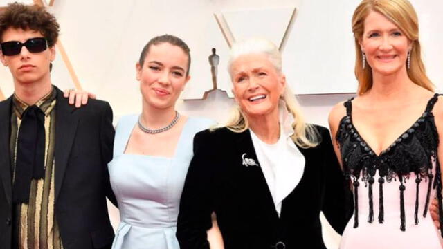 Laura Dern junto a su madre Diane Ladd y sus hijos Ellery Harper y Jaya Harper en la alfombra roja de los Oscar 2020