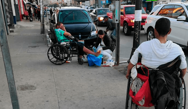 La enferma se detuvo a curar las heridas de un indigente en plena calle. (Foto: Facebook)