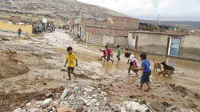 Ocho horas de lluvia provocaron huaicos y colapsos en calles y carreteras de Tacna [VIDEOS]