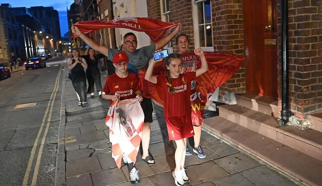 Fanáticos de todas las edades salieron a las calles para festejar el primer título de Premier League del cuadro 'Red'. Foto: AFP.