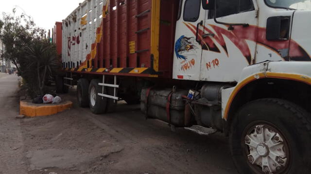 #YoDenuncio: camiones obstruyen carril de vía vehicular 