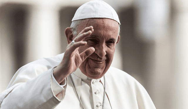 Papa Francisco ora ante tumba del papa Juan Pablo II