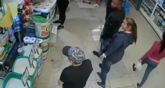 Captan a extranjeros robando en mercado de Avelino Cáceres.