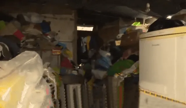 Cúmulos de basura en el interior de la casa de Segundina Porta. Foto: Captura ATV Noticias