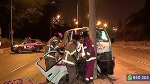 Miraflores: dos heridos graves dejó choque de camioneta de caudales contra poste 