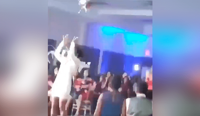Una chica fue captada en un video viral de Facebook realizando algo insólito para atrapar el bouquet de la boda de su amiga y dejar la soltería.