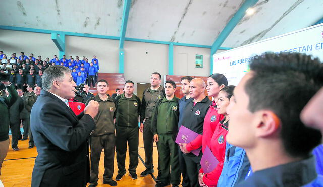 Homenaje. El ministro de Defensa junto a los deportistas que nos representarán en Lima 2019.