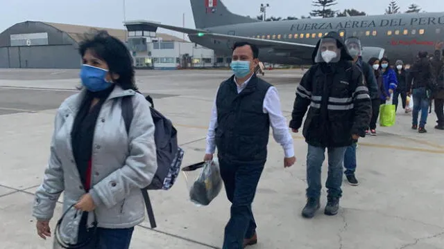 Avión de la Fuerza Aérea trasladado a los profesionales de la salud a Arequipa.