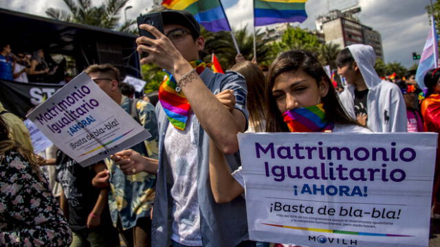 Marcha en Santiago para exigir al gobierno la aprobación de una ley sobre identidad de género que permitiría el matrimonio entre personas del mismo sexo.