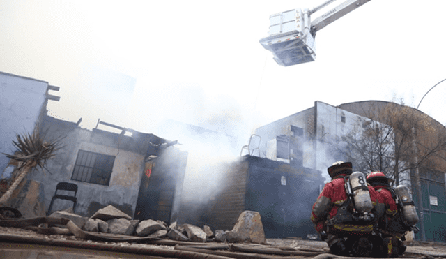 Fue controlado el incendio que consumió 07 viviendas en el Cercado de Lima 