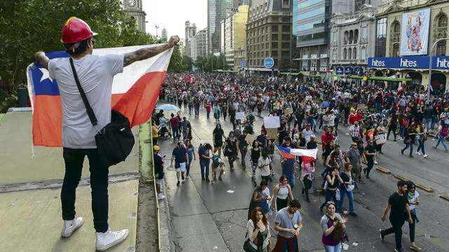 CHILE  ///  SIGUE LAS PROTESTAS EN SANTIAGO  LA MISMA  QUE SE  INICIO EL  18 DE OCTUBRE DEL  2019 DESPUES QUE EL GOBIERNO AUMENTARA  EL PRECIO DE LOS PASAJES  DEL METRO  , EL 25 DE OCTUBRE DEL  2019  ( UNA SEMANA DE PROTESTAS  )  MAS DE UN MILLON DE CHILENOS SE REUNIERON EN LA PLAZA ITALIA  DE SANTIAGO  PARA EXIGIR  AL GOBIERNO  CAMBIOS PROFUNDOS  , PIDIERON EL RETIRO DE LEYES QUE FAVORECEN A LOS MAS RICOS  Y LA ELIMINACION DE LAS QUE AFECTAN A LOS TRABAJADORES , CAMBIO DEL REGIMEN DE  PENSIONES , HASTA LA RENUNCIA DEL PRESIDENTE  SEBASTIAN PI—ERA    Y OTROS  PUNTOS      People demonstrate in Santiago, on October 25, 2019, a week after violence protests started. - Demonstrations against a hike in metro ticket prices in Chile's capital exploded into violence on October 18, unleashing widening protests over living costs and social inequality. (Photo by Martin BERNETTI / AFP)