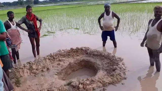 Un meteorito descendió del cielo y estrelló contra un campo de arroz en la India. Foto: The Guardian.