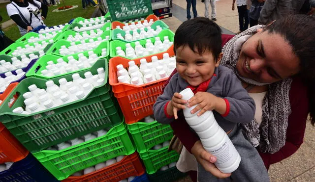 Ganaderos repartieron leche durante marcha blanca [FOTOS]