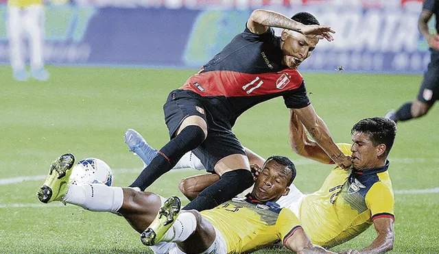 Sin espacios. Raúl Ruidíaz es trabado por dos rivales. Ecuador hizo un planteamiento inteligente y aprovechó una de las pocas chances claras que tuvo para ganar el duelo. (Foto: AFP)