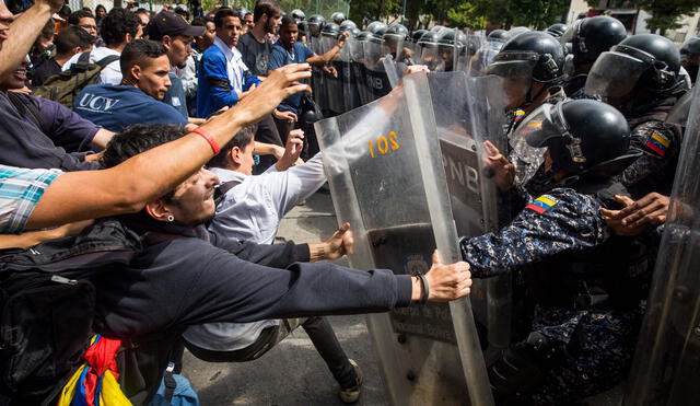 Universitarios y policías se enfrentan en Caracas