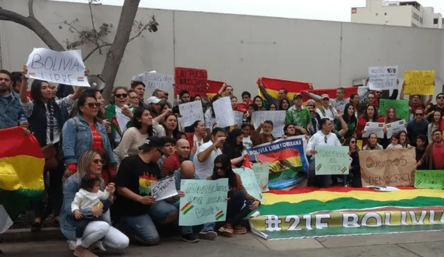 Bolivianos en Lima celebran la renuncia de Evo Morales a la presidencia. Foto: Difusión