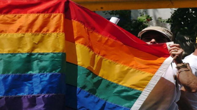 Bandera LGTBI en la marcha por el orgullo gayFoto: EFE