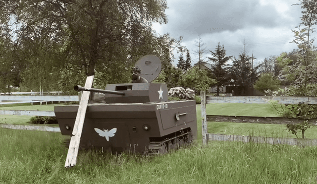 Un joven decidió utilizar su viejo cortador de césped para realizar un divertido tanque que arroja papas.