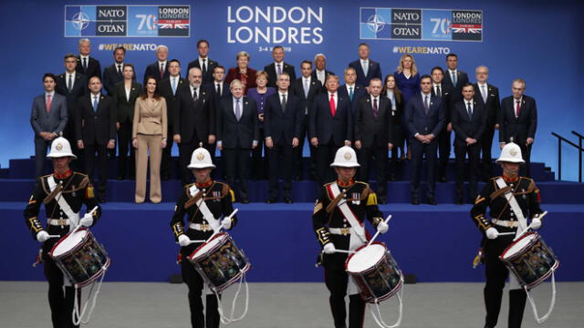 Jefes de gobierno de la OTAN en la fotografía oficial.