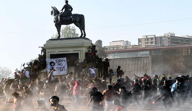Por segundo año consecutivo Chile albergó una serie de manifestaciones y enfrentamientos con las fuerzas de seguridad. Foto: AFP