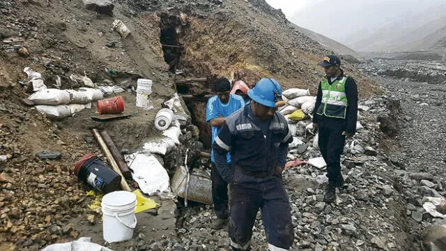 Sepultados. Mineros quedaron atrapados por huaico dentro de un socavón de 800 metros.