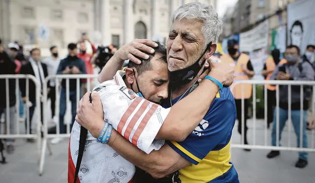 Llanto. Hinchas de River Plate y Boca Juniors unidos en la pena.