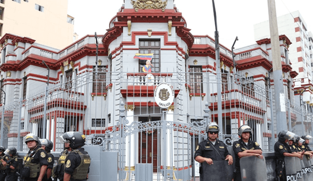 Venezolanos en Perú protestan contra Nicolás Maduro frente a la Embajada