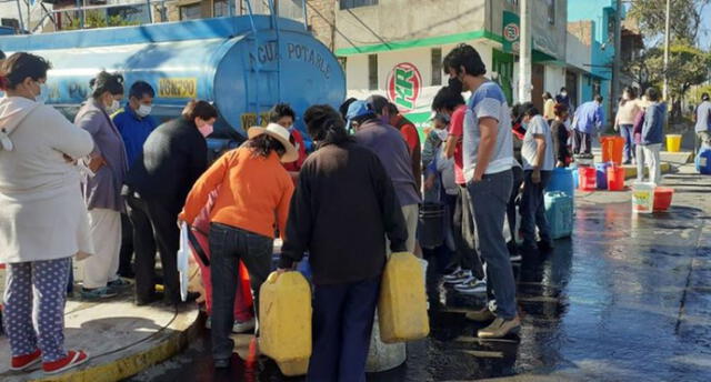 Ciudadanos rompen el distanciamiento social por falta de agua potable.  Foto: Sedapar.