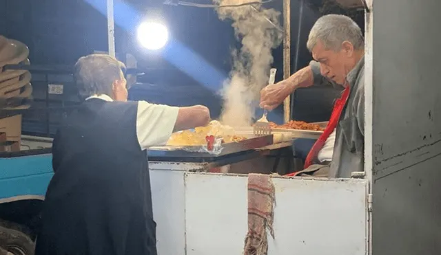 Ancianos venden tacos en México