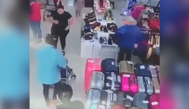Mujer intenta llevarse a un niño ante distracción de la madre en una tienda [VIDEO]
