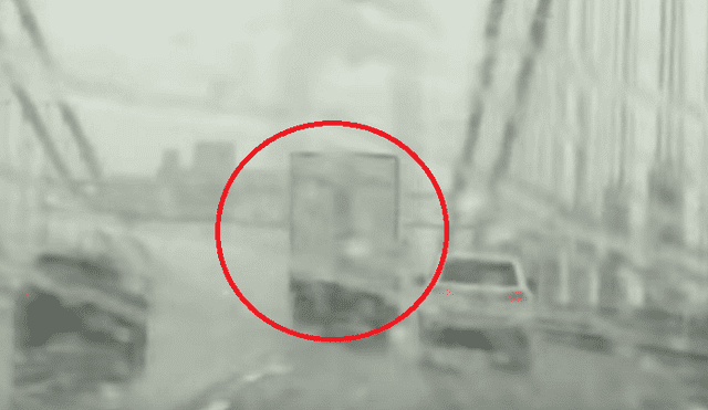 YouTube: preciso instante en que camión vuelca en medio de puente por fuertes vientos