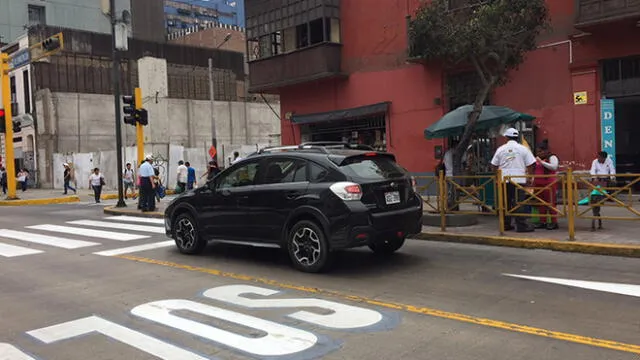 #YoDenuncio: vehículo invade vía particular de Metropolitano