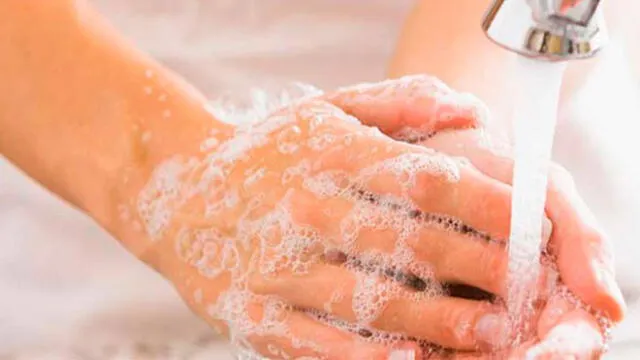 Lavarte las manos con alcohol antibacterial o con agua y jabón: ¿qué es mejor?