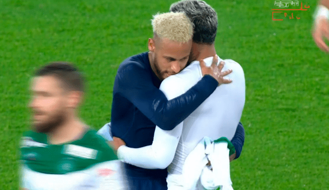 Neymar cambió camiseta con Miguel Trauco en el final del partido entre el PSG y Saint-Étienne. | Foto: ESPN