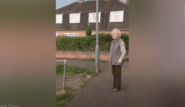 Video es viral en Facebook. Residentes se enteraron que la anciana iba a pasar sola su cumpleaños en cuarentena y se organizaron para sorprenderla con un conmovedor gesto desde sus casas.