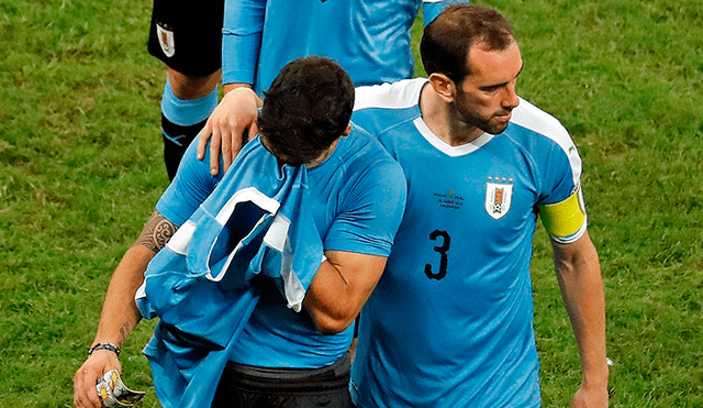Pedro Gallese se acercó a Luis Suárez para consolarlo tras la eliminación de Uruguay en la Copa América 2019. (Foto: EFE)