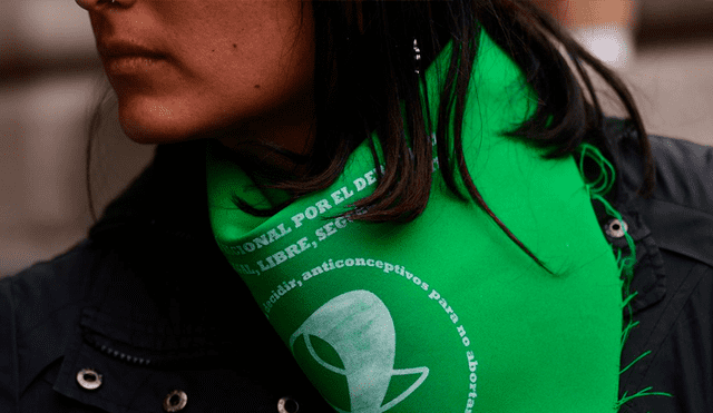 Argentina fue expulsada de una discoteca por llevar un pañuelo verde
