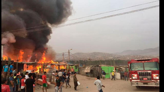 Incendio consume varias viviendas en Cajamarca
