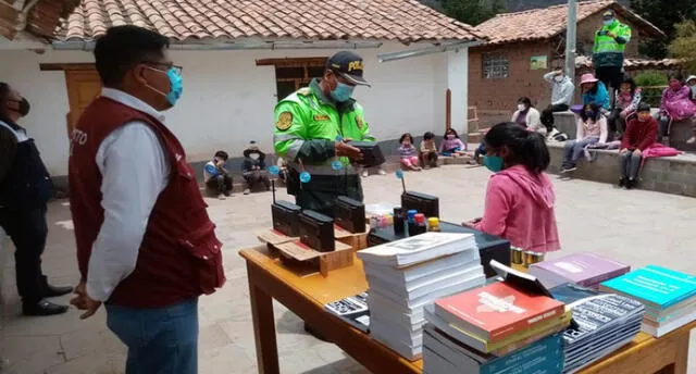 Donaron más libros y radios para los 60 niños escolares de esta comunidad. Foto: Facebook.