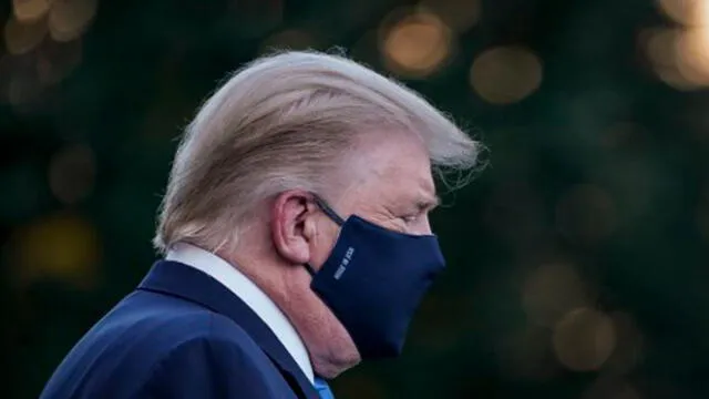 Trump a las afueras de la Casa Blanca con una mascarilla negra. Foto: AFP