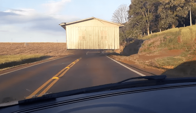 YouTube: Hombre encuentra una casa moviéndose en plena carretera y video sorprende a todos