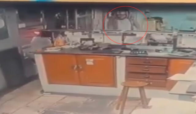 YouTube: Delincuente asalta tienda pero policía mujer le da una fatal sorpresa | VIDEO
