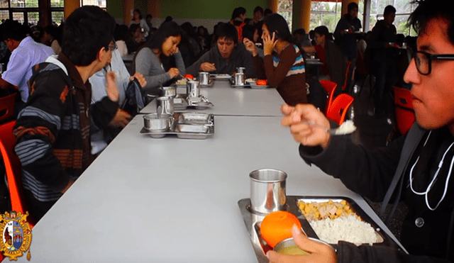 Video es viral en Facebook. Aprovechando el ‘almuerzo especial’, varios alumnos de la UNMSM volvieron tendencia el pegajoso ‘reggaetón del gusano’. Foto: Captura.