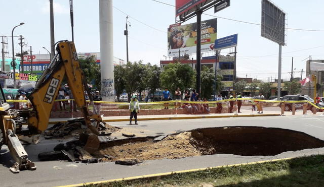 SJL: colapso de colector origina grandes forados en vía cercana al Metro de Lima